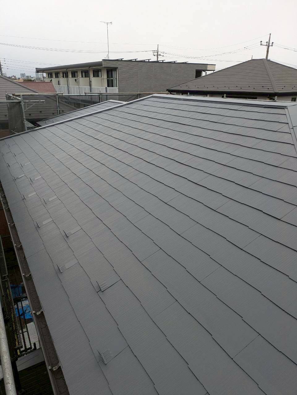 色褪せた屋根が艶のあるグレーの屋根に生まれ変わった